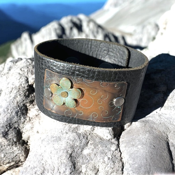 🌺Vintage Black Leather Cuff with Floral Metal Accent - Picture 7 of 9